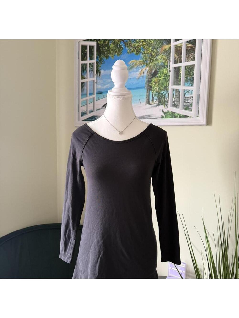 LULULEMON Black long sleeve athletic top with open back